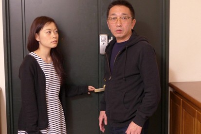 近親相姦 帰ってきた息子はニューハーフ 美しい女性になって帰ってきた息子を見て母と父は リンドル星川 3