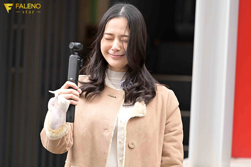 「いまから私とキスしてみませんか?」吉高寧々がいきなり素人さんを逆ナンパ!街中でキス 30 秒で勃起したら合格、さらにお部屋で言葉責め手コキに耐えられたらご褒美SEXあげちゃいます。 吉高寧々 5