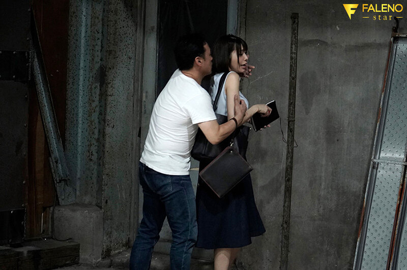 町工場。手錠の鍵は膣の中。あなたは「助けて」と言われ彼女を助けることはできますか？ つばさ舞 1