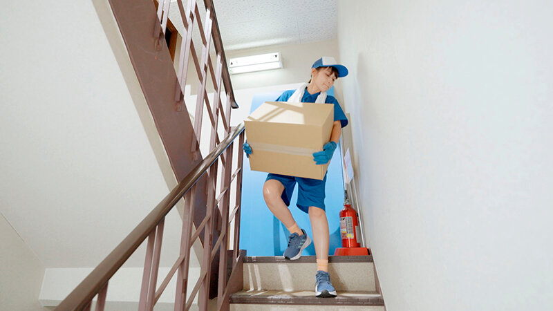 引越屋NTR ガテン系筋肉男だけの職場にただ一人の新婚アラフォー妻、若い絶倫チ○ポとの汗だくSEXにハマり肉オナホに堕ちる 本田瞳 2