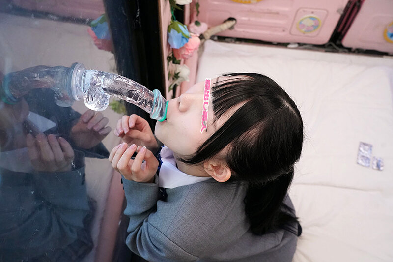 一般男女モニタリングAV×マジックミラー便コラボ企画 彼氏の目の前で路上NTR！女子○校生が初めての「お口だけでコンドーム装着」に挑戦！ノーハンドでデカチンを咥えたうぶなオマ○コは恥じらいながらもびしょ濡れ！彼氏の目の前で寝取って最後はゴムを外して生中出し！ 3