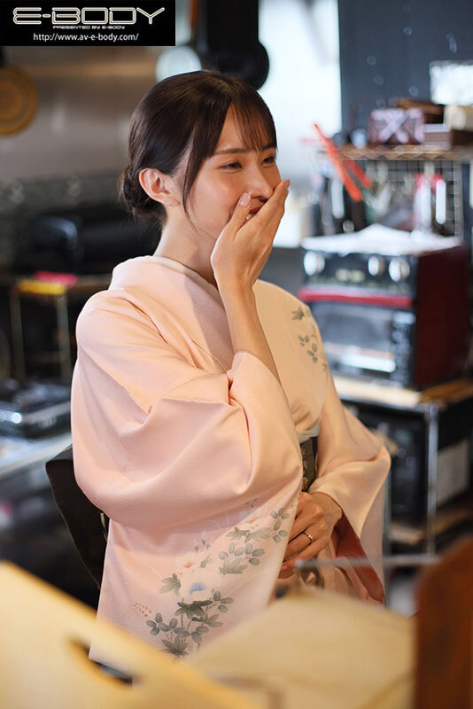 お客様には決して見せない、着物で隠れた純白Gカップと淫らな人妻セックス 料亭の美人女将 佐野秋帆（28）AVデビュー 2