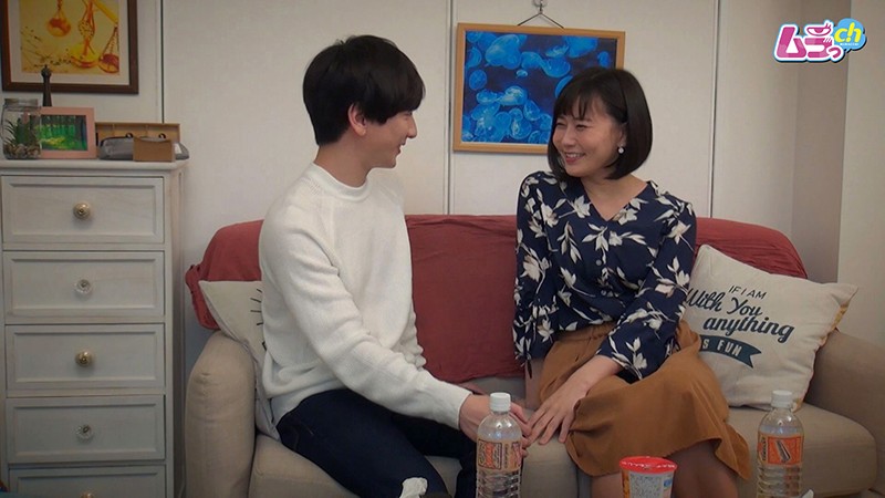 カップル盗撮 色気ムンムンの女が年下彼氏のウブな反応にS心掻き立てられ腰振りSEX 1