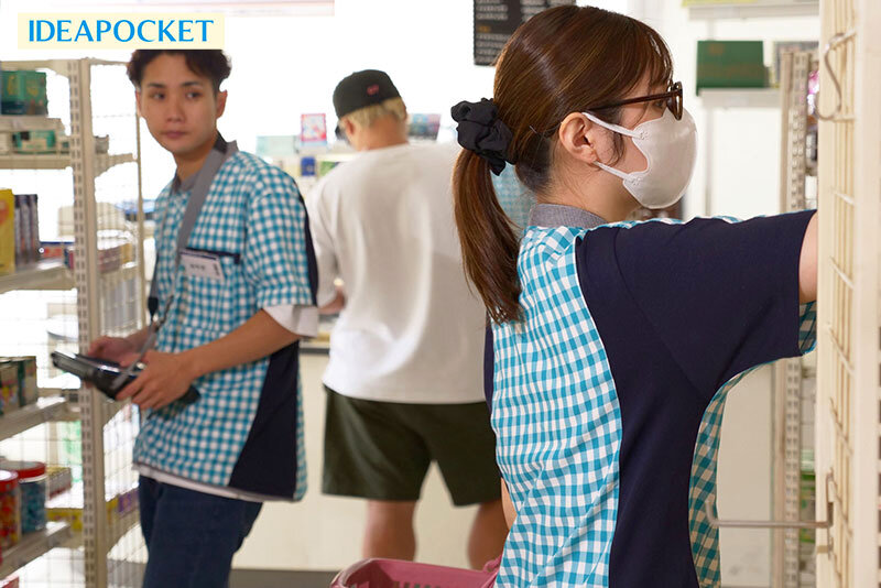 コンビニの年下バイトから女として求愛され 不倫にハマってしまった愛に飢える元タレント人妻 仲村みう 3