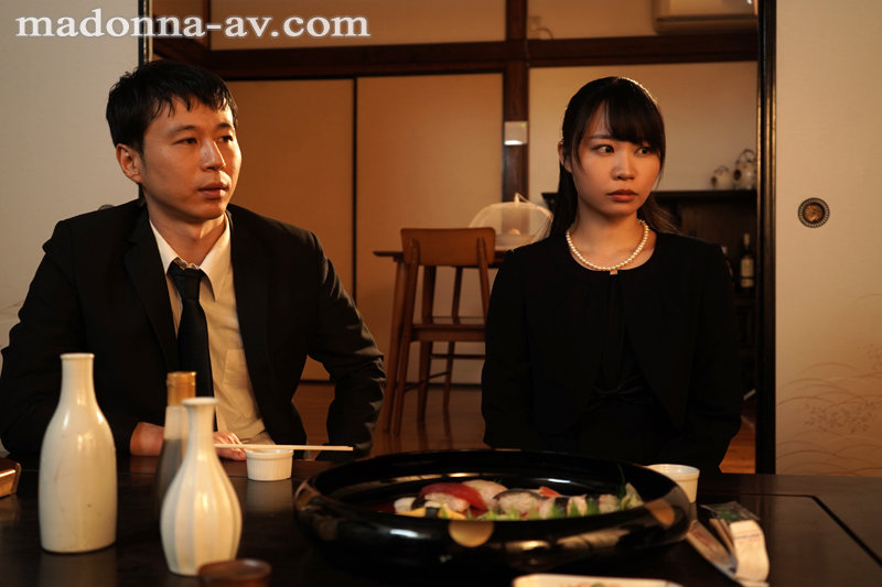 絶対に手を出してはイケナイはずの美しい姉と僕は血の繋がらない連れ子同士で…。 姉弟という縛りを失った二人が、禁断の中出し不倫に溺れた夏の日―。 都崎あやめ 2