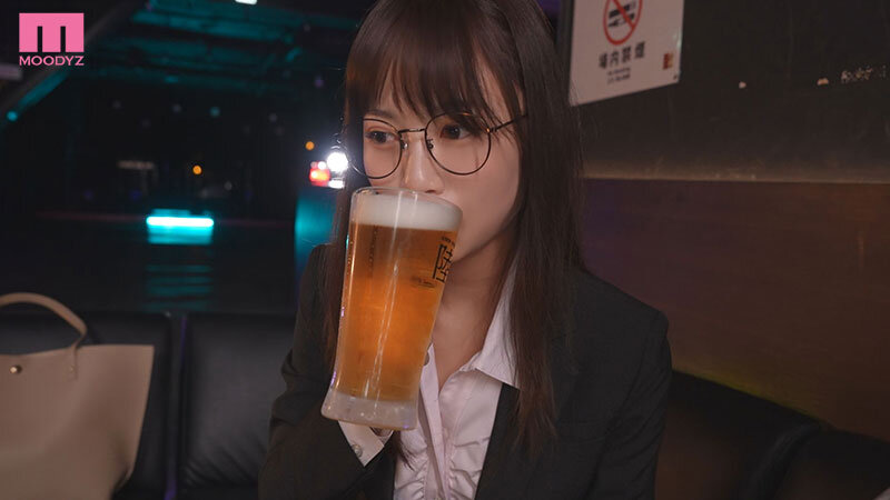 いつも地味メガネ女上司を酔わせたら…囁き誘惑キス魔になって何度も何度も勃起に持ち込まれ飲めば飲むほど無限中出し！！ 天宮花南 1