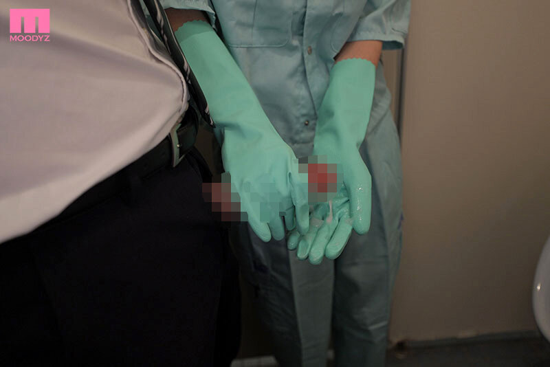 地味なオフィス清掃員を冗談半分でデカチン挑発！「私なんかにやめて…」と言いつつ結局勤務中自らおま○こくぱぁしてズボズボ中出しを受け入れる隠れエロボディ欲求不満妻 天宮花南 2