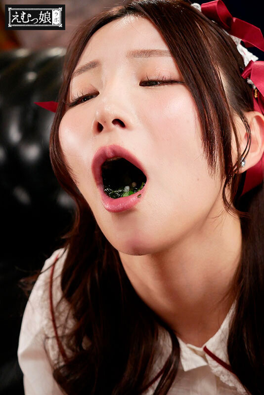 笑顔で喉越し感じたい。汁男優26人だしたて濃厚ザーメン啜り散らす。異常食ザー吸い込み娘 Nia 2