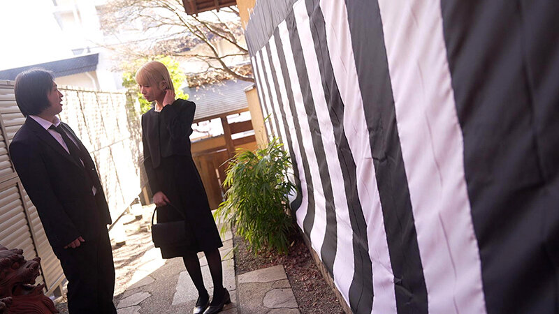 元カレの法事に派手髪で現れた不謹慎な金髪喪服ギャルを散々飲ませて泥●輪●レ●プ 希咲那奈 1