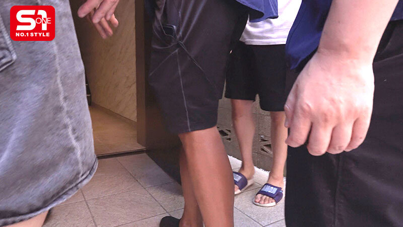 SEXもオナニーも180日間サセなかった禁欲女が住むガチ自宅に大量チン凸！即ズボ大乱交で激イキ大反応リアルドキュメント 村上悠華 2