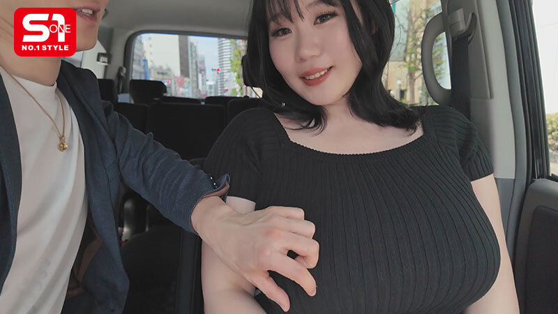 街行く男の視線を独占する 10度見級Kカップのエッロい女を連れて デカ乳露出街ぶらりした後ホテルに入って即ハメSEXしたくない？ みなみ羽琉 4